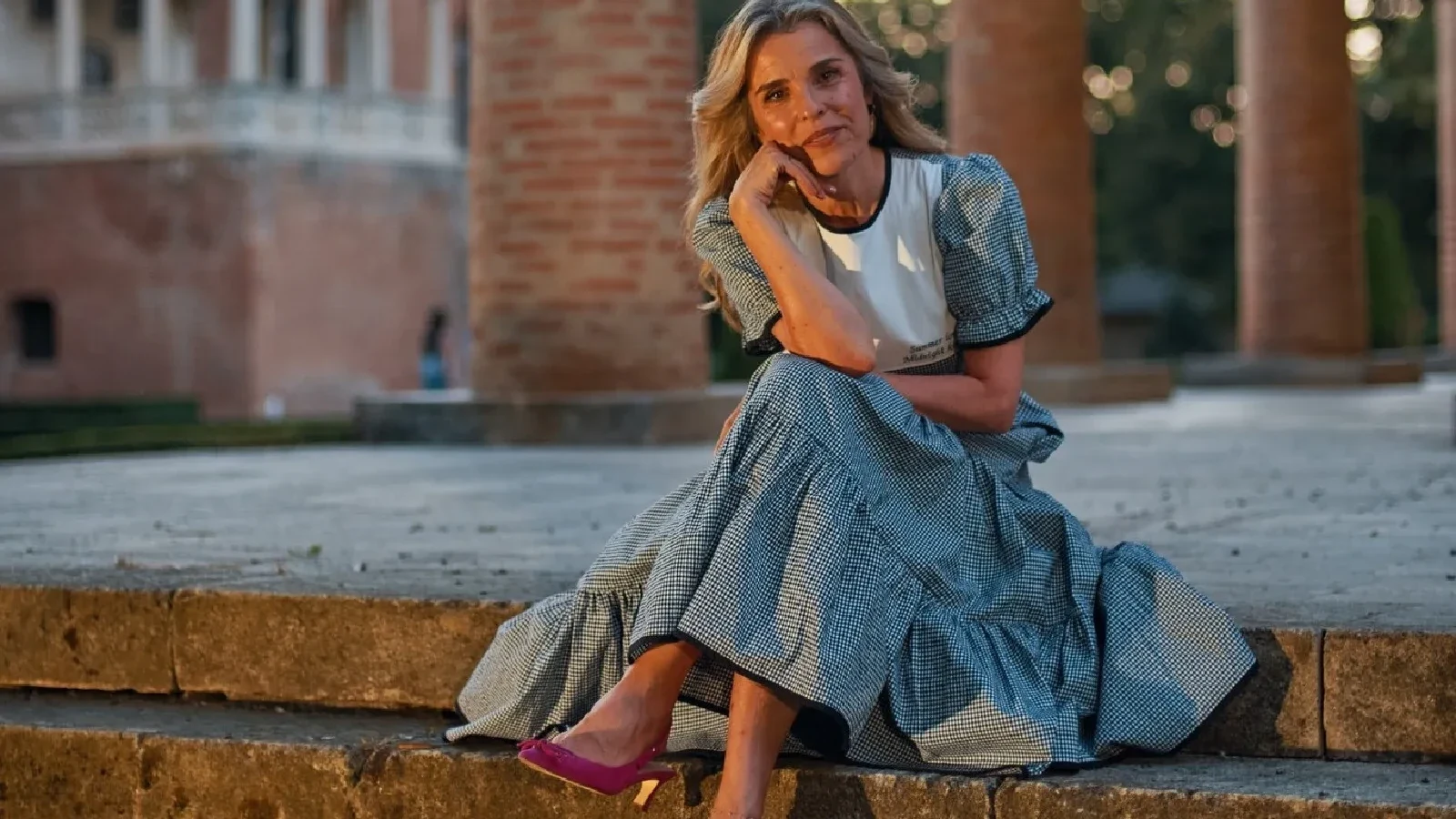 Portret generic al unei femei utilizat într-un material online despre riscurile reclamelor false