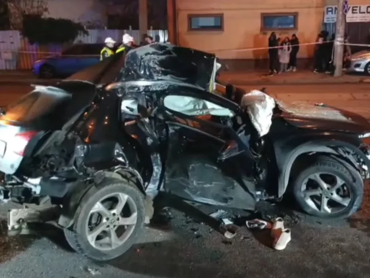 Echipaje de poliție și ambulanță la locul unui accident rutier pe o stradă urbană